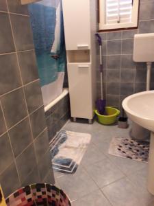 坎普尔Apartments with a parking space Kampor, Rab - 4972的带淋浴、盥洗盆和卫生间的浴室