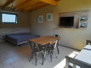 圣罗莎卡拉穆奇塔县Balcón de la montaña的客房设有桌子、床和电视。