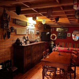 富塔莱乌富Hotel Antigua Casona Patagonia的一间带桌子和酒吧的用餐室