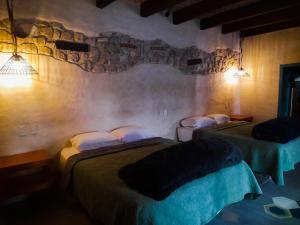 圣克里斯托瓦尔-德拉斯卡萨斯Hotel Pepen的一间卧室,配有两张床