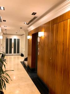 利雅德Al Majdiah Residence الماجدية ريزدينس شقة عائلية متكاملة的大堂设有走廊、木墙和走廊四柱床