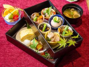 京都ホテルアベストグランデ京都清水的桌上装满不同种类食物的盒子