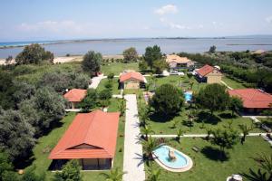 雷夫卡达镇Villagio的享有带游泳池的度假村的空中景致