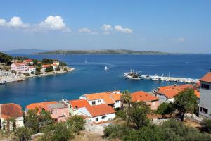 萨利Apartments with a parking space Sali, Dugi otok - 8181的水中有一个港口和一条船的城镇