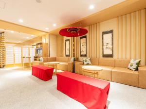 京都ホテルアベストグランデ京都清水的带沙发和红色桌子的等候室