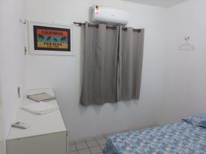 特雷西纳Apartamento, Zona Leste, ótima localização.的一间设有浴帘和墙上标志的房间