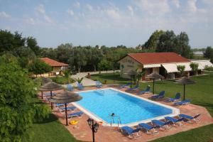 雷夫卡达镇Villagio的享有带椅子和遮阳伞的游泳池的上方景色