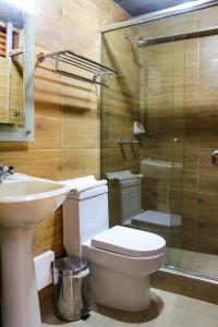 特鲁希略Hotel Chimu的浴室配有卫生间、盥洗盆和淋浴。