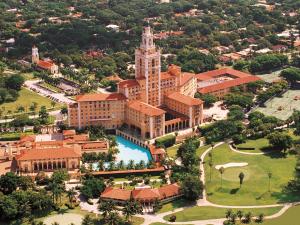 迈阿密Biltmore Hotel Miami Coral Gables的享有塔楼大建筑的空中景致