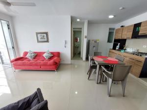 吉拉尔多特Apartamento Aqualina Orange Piso Octavo Vista a Piscina的客厅配有红色的沙发和桌子
