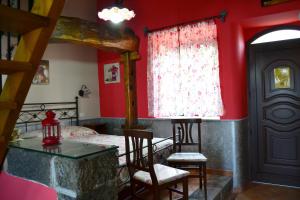 圣阿尔菲奥Agriturismo Dolcetna的卧室配有一张床和一张桌子及椅子