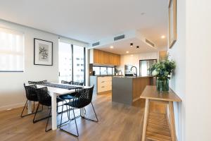 玛志洛COTTON TREE CORNER@The Cosmopolitan Unit 10509的厨房以及带桌椅的起居室。