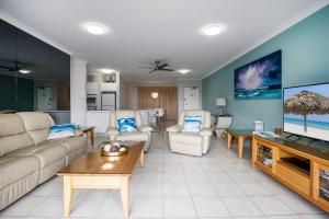阳光海岸Unit 4 Cote DAzur 6 Douglas Street Sunshine Beach的带沙发和平面电视的客厅