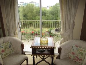 纳文基尔远旅馆的客厅配有桌椅和大窗户