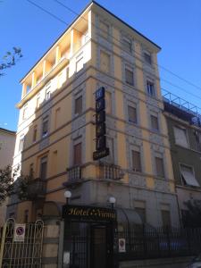 米兰维也纳酒店的建筑的侧面有标志
