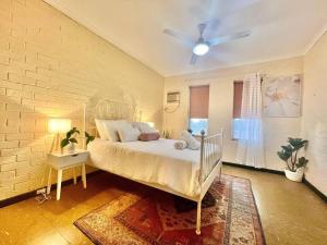 南黑德兰Neat 2 bedroom apartment, with free parking的一间卧室配有一张床和吊扇