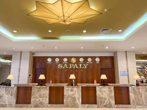 老街市Sapaly Lao Cai City Hotel的酒店大堂的墙上设有spa标志