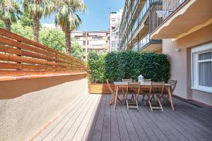 巴塞罗那BBarcelona Sagrada Familia Flats的木制甲板上的木桌和椅子