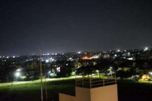 迈索尔The Vihar service Apartment的夜晚带灯光的城市景观