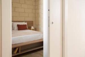 莱切DonCarlo Suite Relais - Free Parking-parcheggio gratuito的木制平台上的卧室