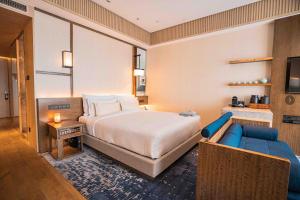 上海上海阿纳迪酒店（开启身心灵的唤活疗愈之旅）的一间卧室配有一张大床和一张沙发