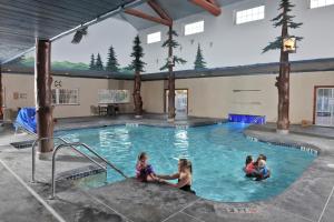 奥那拉斯加Stoney Creek Hotel La Crosse - Onalaska的一群儿童坐在游泳池里
