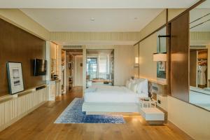 上海上海阿纳迪酒店（开启身心灵的唤活疗愈之旅）的一间设有床铺的大卧室和一间客厅