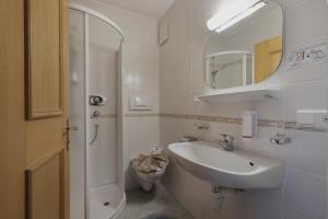 马莱斯韦诺斯塔Garni Ziernheld的白色的浴室设有水槽和卫生间。