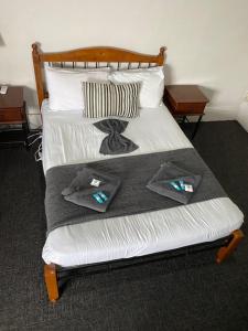 蒙塔Cornwall Hotel的一张位于房间的床,上面有两个枕头