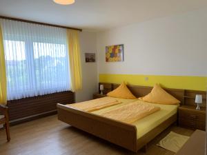 BerndorfHaus Berndorf的一间卧室设有一张床和一个大窗户