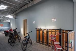 BugelRedDoorz Syariah near Pasar Godong Grobogan的停在墙上的一群自行车