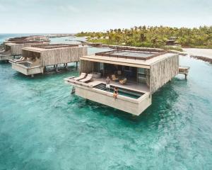 北马累环礁Patina Maldives, Fari Islands的海洋上的房屋