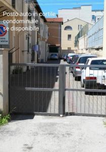 马泰拉Casa Vacanze La Terra dei Briganti的停车场内有车辆的大门