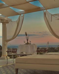 阿谢亚L'incanto di Nausicaa的客房设有白色桌子,享有海景。