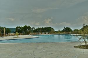 塔勒克Mara Maisha Camp的一座大型游泳池四周环绕着木栅栏