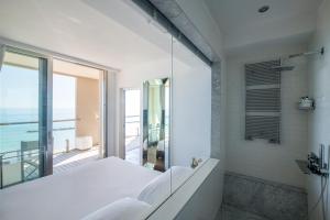 佩萨罗伊克斯西尔酒店的海景白色浴室