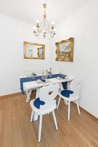 慕尼黑Zwei Zimmer Wohnung im Stadtzentrum mit Tiefgaragenplatz的一间配备有白色桌椅的用餐室