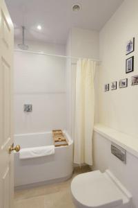 爱丁堡Royal Mile Mansions by Edinburgh City Apartments的白色的浴室设有卫生间和淋浴。