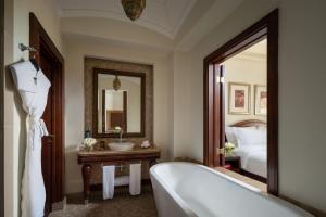 麦纳麦索菲特巴林匝拉塔拉萨海水疗酒店的带浴缸、水槽和镜子的浴室