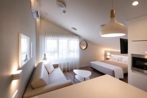 QuintanadueñasPENSION QUINTA EL RETIRO Habitación tipo Apartamento的客房设有床、沙发和桌子。