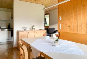 施科佩尔瑙Haus Helga的厨房配有桌子和两杯葡萄酒