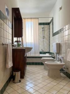 莱乌卡Antonella B&B的一间带卫生间和水槽的浴室