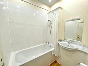 爱丁堡Royal Mile Mansions by Edinburgh City Apartments的白色的浴室设有水槽、浴缸和镜子