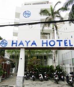 富国HAYA Sea View Hotel Phu Quoc的一辆摩托车停在酒店前面的酒店