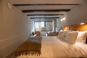 阿姆斯特丹de Bloemgracht的卧室配有带白色枕头的大床