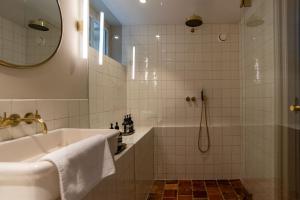 阿姆斯特丹de Bloemgracht的带浴缸、水槽和淋浴的浴室
