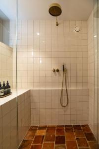 阿姆斯特丹de Bloemgracht的带淋浴的浴室和玻璃门