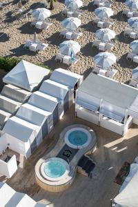 佩萨罗伊克斯西尔酒店的享有带游泳池和遮阳伞的度假村的顶部景致