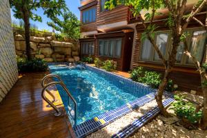 清迈Pastell Oldtown Chiang Mai SHA Extra Plus的房屋前的游泳池