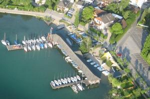 马特塞Ferienblockhaus的享有码头的空中景色,在水中划船